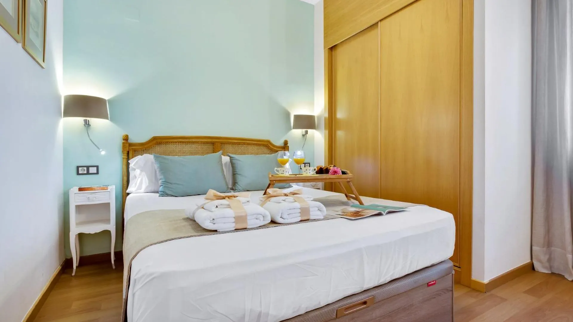 -Malagasunapts-City Centre Terrace Pool Parking Apartment Malaga