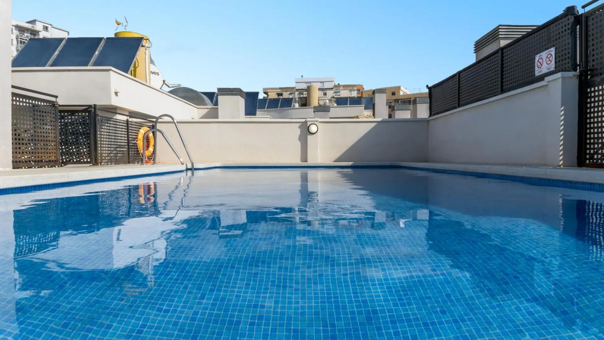 -Malagasunapts-City Centre Terrace Pool Parking Apartment